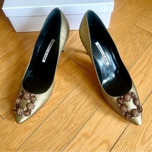 NWT Manolo Blahnik Hangisi Gold Glitter Fabric Limited Edition Heel Pumps